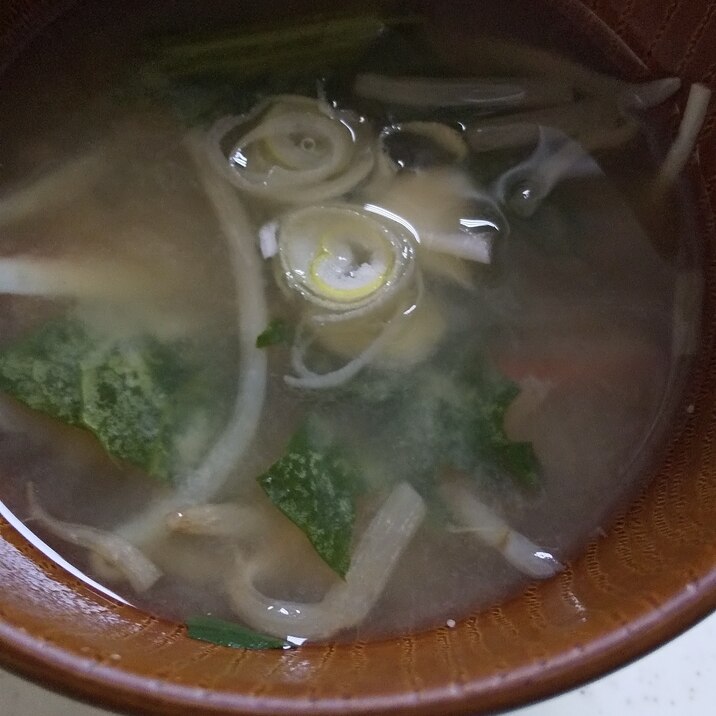 もやしと小松菜とカニかまと葱のお味噌汁